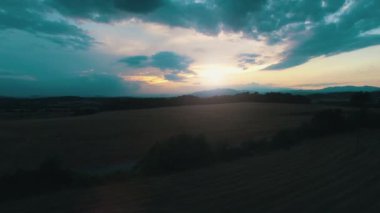 Bir alanın üzerinde bir gündoğumu hava timelapse