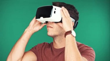 sanal gerçeklik googles giyen adam 