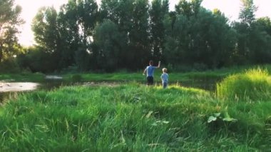 Vahşi doğada bir nehirde oynayan çocuklar