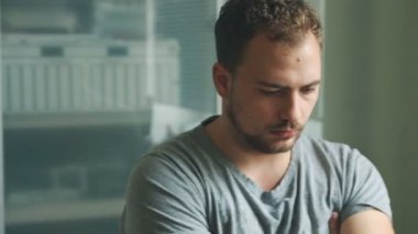 Genç yaratıcı adam, Tasarımcısı veya sanatçı