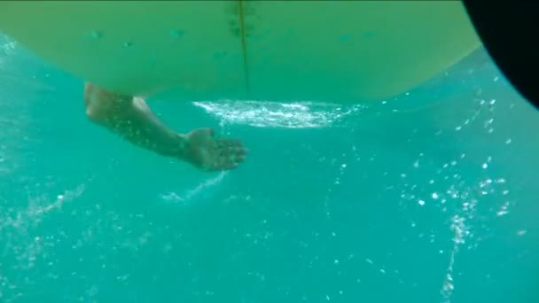 Man with his surfboard in the blue ocean — Stock Video