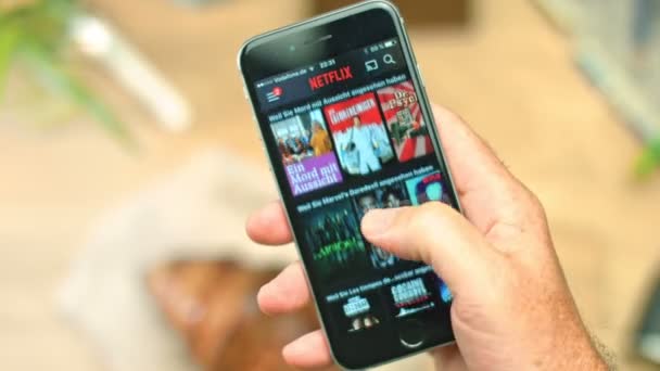Netflix App auf Apple iphone 6 — Stockvideo
