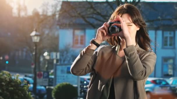 Jeune femme photographe — Video