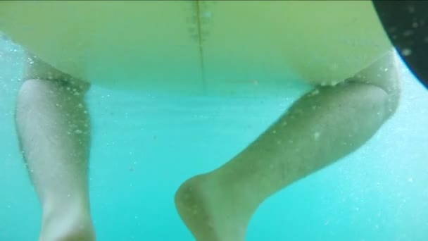 Mann mit Surfbrett im blauen Ozean — Stockvideo