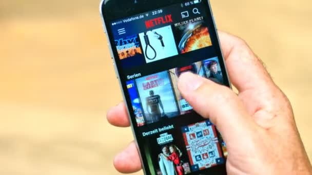 Netflix 上苹果 iphone 6 — 图库视频影像