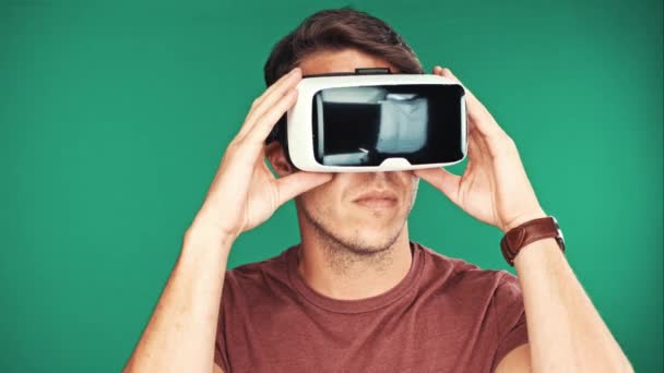 Людина в окулярах віртуальної реальності — стокове відео