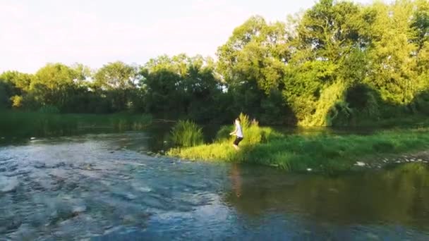 Kinder spielen an einem Fluss in wilder Natur — Stockvideo