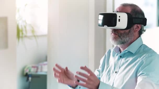 Hombre de negocios maduro que usa googles de realidad virtual — Vídeos de Stock