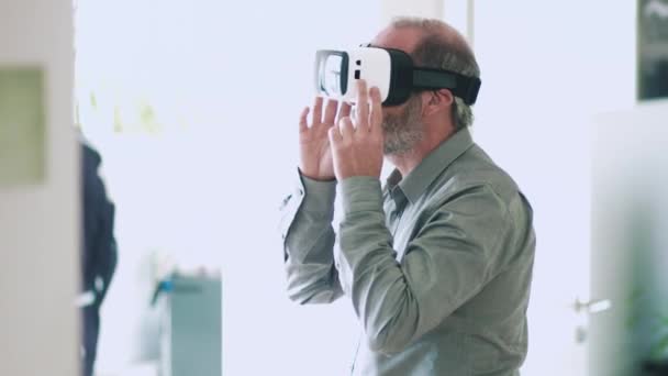 Mature business man wearing virtual reality googles — Stock Video