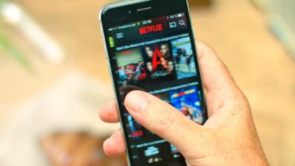 Netflix-appen på Apple iphone 6 — Stockvideo