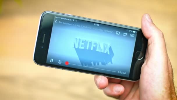 Aplicación Netflix en Apple iPhone 6 — Vídeo de stock
