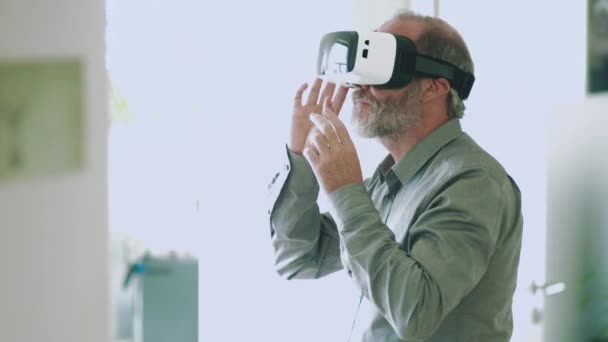 Ώριμη επιχείρηση άνθρωπος φορώντας googles εικονικής πραγματικότητας — Αρχείο Βίντεο