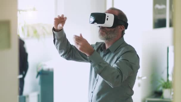 Moden forretningsmand iført virtual reality googles – Stock-video