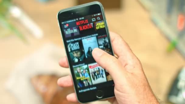 Netflix App auf Apple iphone 6 — Stockvideo