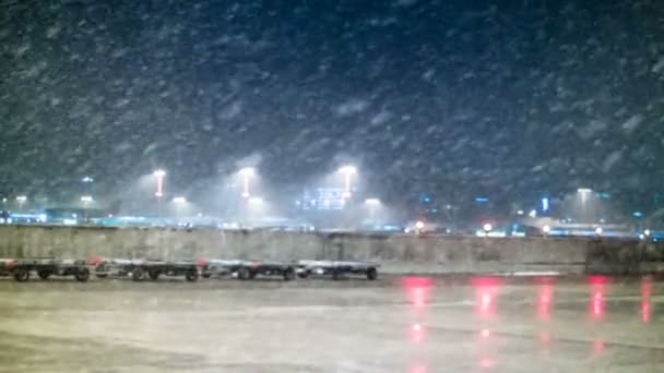 Letadlo, přilepená na letiště kvůli husté sněžení — Stock video