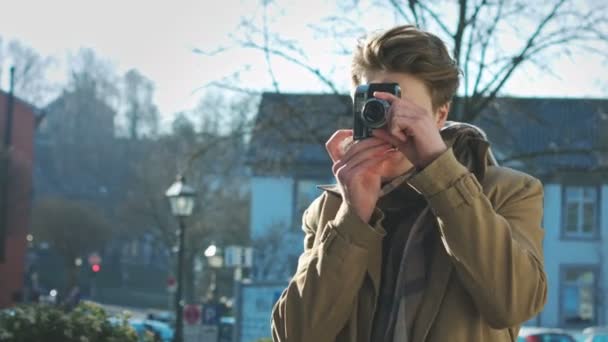 Giovane fotografo maschio — Video Stock