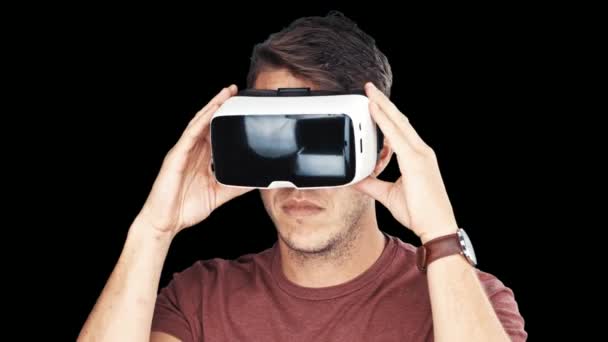 Hombre vistiendo Google realidad virtual — Vídeo de stock