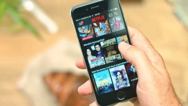 Netflix aplikace na Apple iphone 6 — Stock video