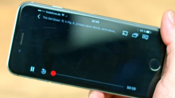 アップルの iphone 6 に Netflix アプリ — ストック動画