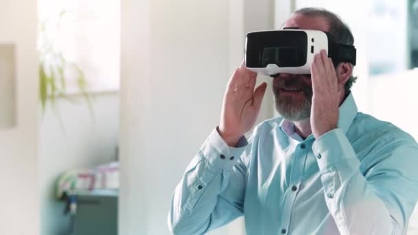 Reifer Geschäftsmann mit Virtual-Reality-Brille — Stockvideo