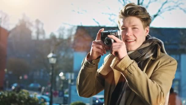 Junger männlicher Fotograf — Stockvideo
