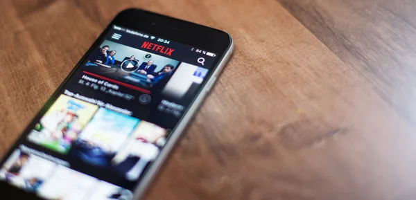 Netflix app on mobile device — Stock Photo, Image