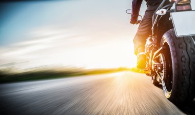 Motosiklet binme yolda
