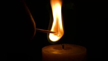 Alev mum - mum ışığı tutuşmak 