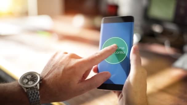 Mann nutzt Smart-Home-App auf dem Smartphone — Stockvideo