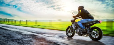 Motosiklet binme yolda. Boş yol o sürme eğleniyor