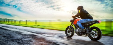 Motosiklet binme yolda. Boş yol o sürme eğleniyor
