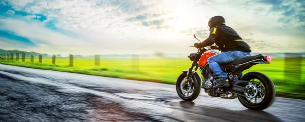 Moto su strada in sella. divertirsi cavalcando la strada vuota o — Foto Stock