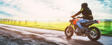 Motosiklet binme yolda. Boş yol o sürme eğleniyor
