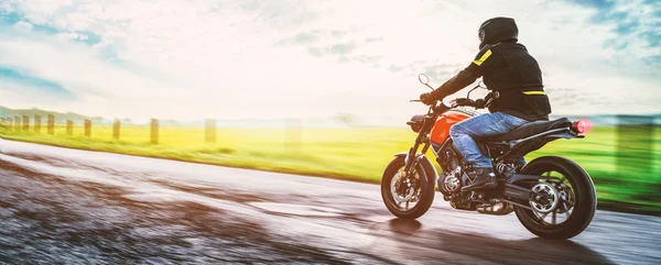 Motorbike on the road riding. having fun riding the empty road o — Stock Photo, Image