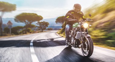 Motosiklet binme yolda. Boş yol o sürme eğleniyor