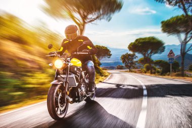 yolda motosiklet sürme. boş yolda sürme eğlenmek