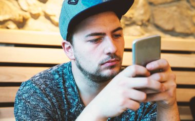 Yakışıklı genç sms manifatura app smartphone kullanarak 