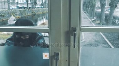 Eve girmek için hırsız levye ara kapı ile