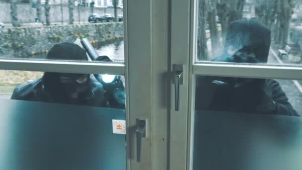 Грабіжники з перегородкою розбивають двері, щоб увійти в будинок — стокове відео
