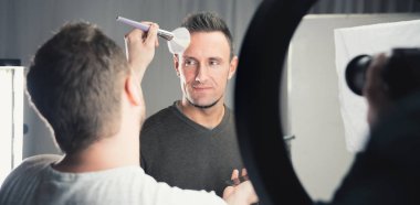 çalışma modelleri yüzünde makyaj sanatçısı