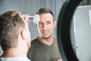 çalışma modelleri yüzünde makyaj sanatçısı