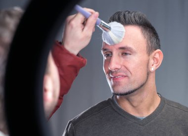 çalışma modelleri yüzünde makyaj sanatçısı