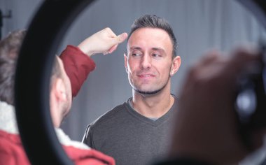 çalışma modelleri yüzünde makyaj sanatçısı