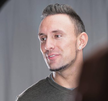 çalışma modelleri yüzünde makyaj sanatçısı