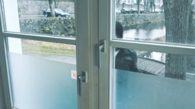 Levye ile maskeli hırsız