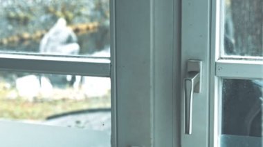 Levye ile maskeli hırsız