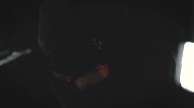 Levye ile maskeli hırsız