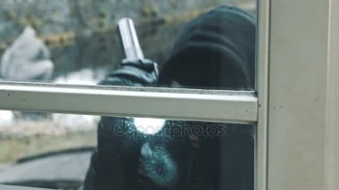 Levye ile maskeli hırsız