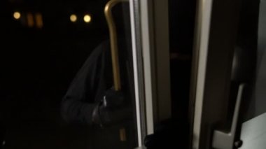 Levye ile maskeli hırsız