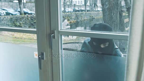 Masked burglar with crowbar — Stock Video